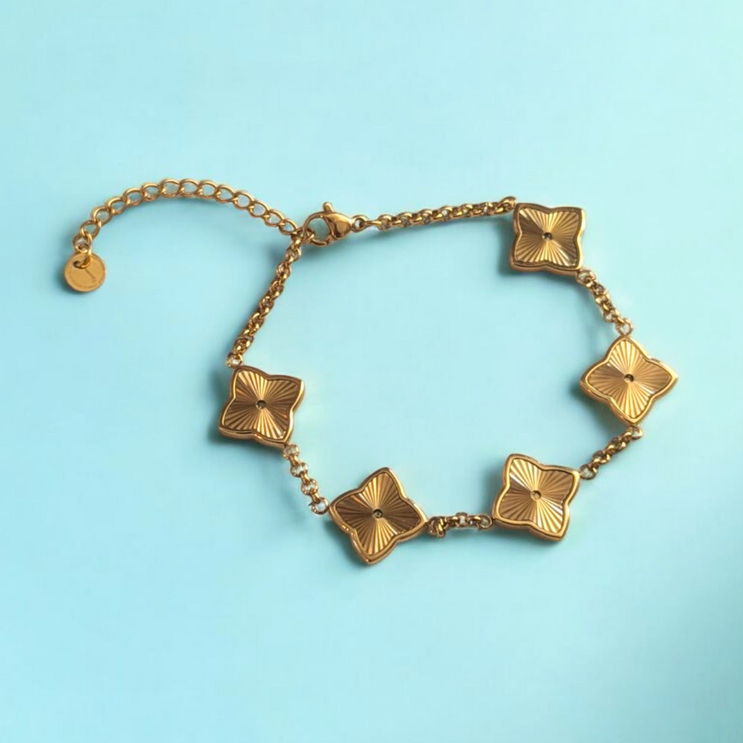 18k gold plated waterproof sweat proof clover pendant bracelet chain jewellery jooelri jewelry london tarnish free hypoallergenic lucky four leaf clovers