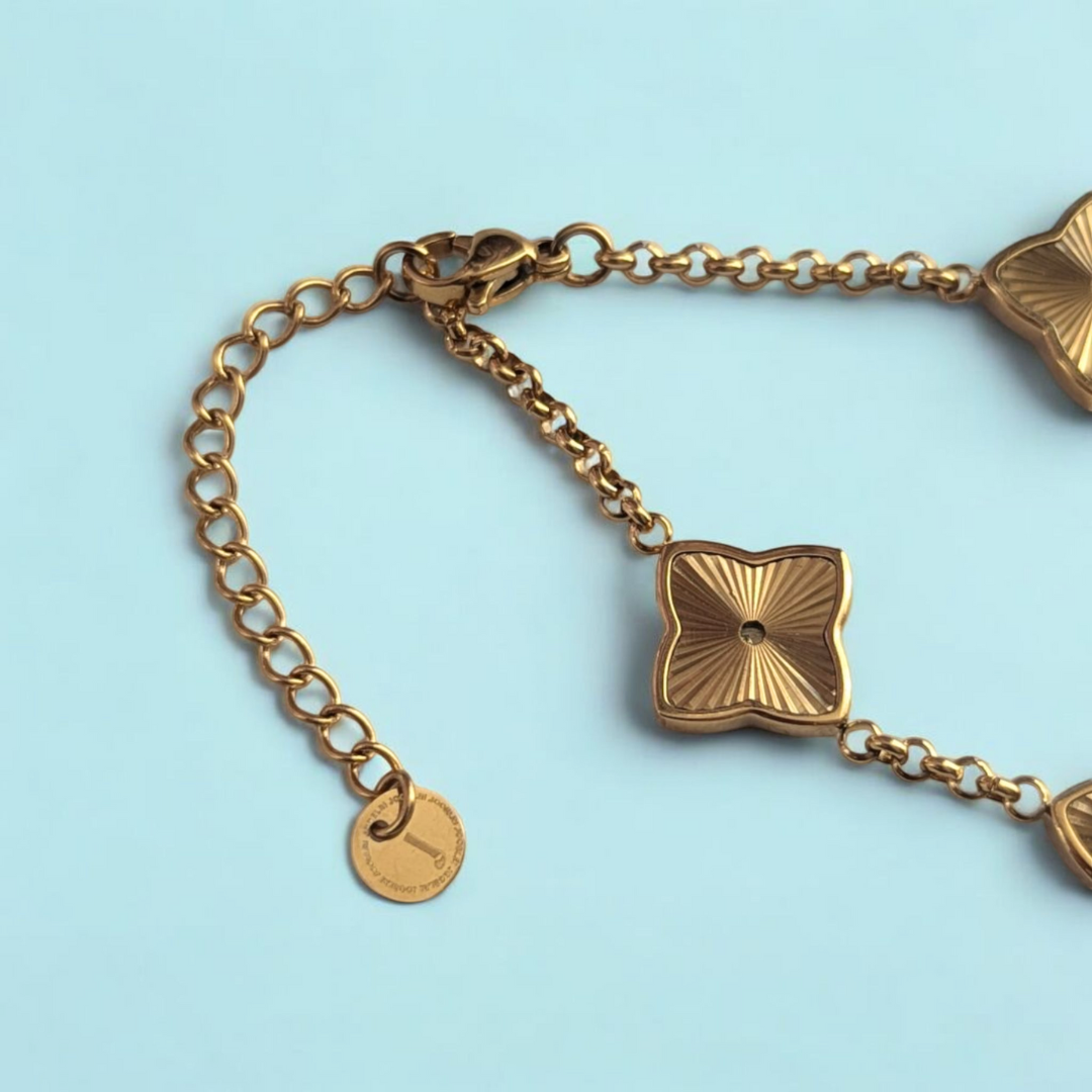 18k gold plated waterproof sweat proof clover pendant bracelet chain jewellery jooelri jewelry london tarnish free hypoallergenic lucky four leaf clovers VC