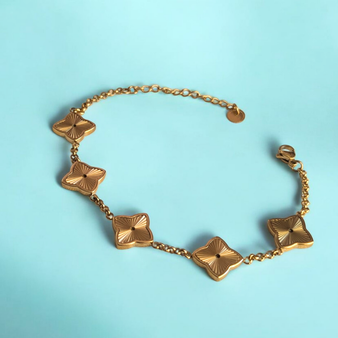 18k gold plated waterproof sweat proof clover pendant bracelet chain jewellery jooelri jewelry london tarnish free hypoallergenic lucky four leaf clovers