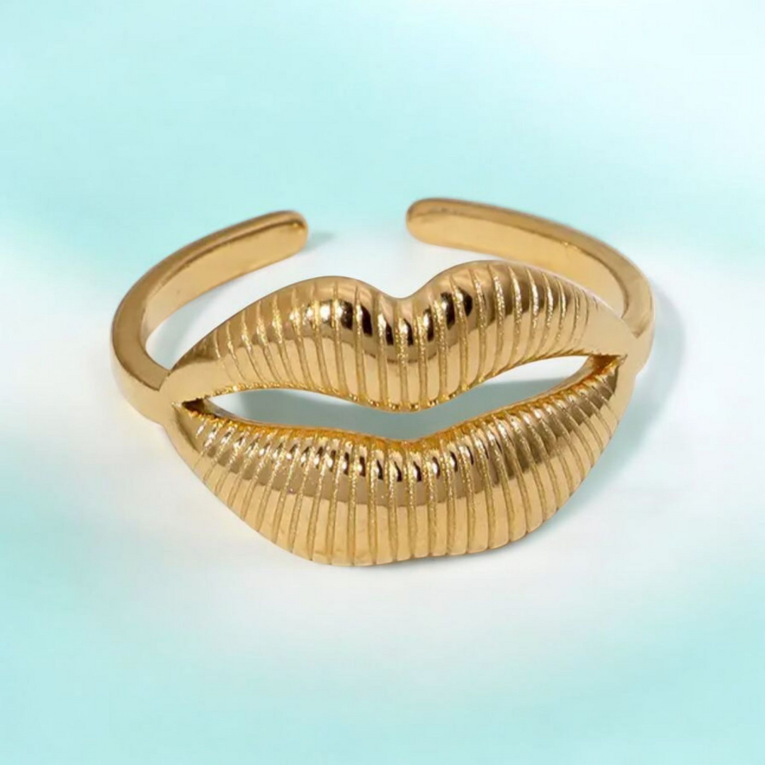 Delilah | Gold-Plated Kiss Lips Resizable Ring