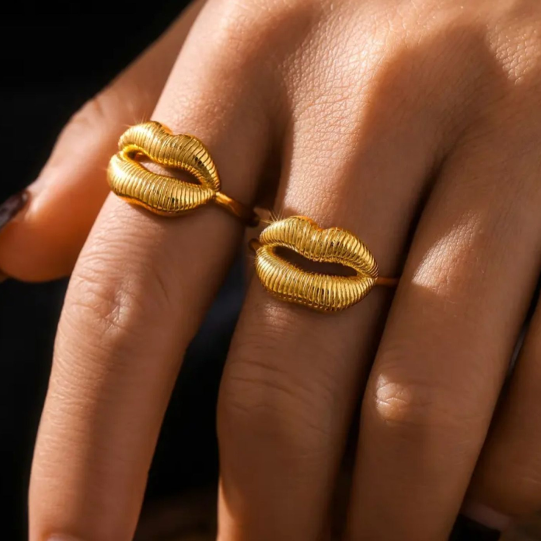 Delilah | Gold-Plated Kiss Lips Resizable Ring