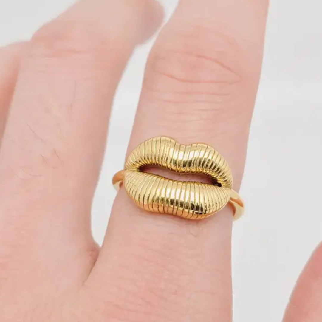 Delilah | Gold-Plated Kiss Lips Resizable Ring