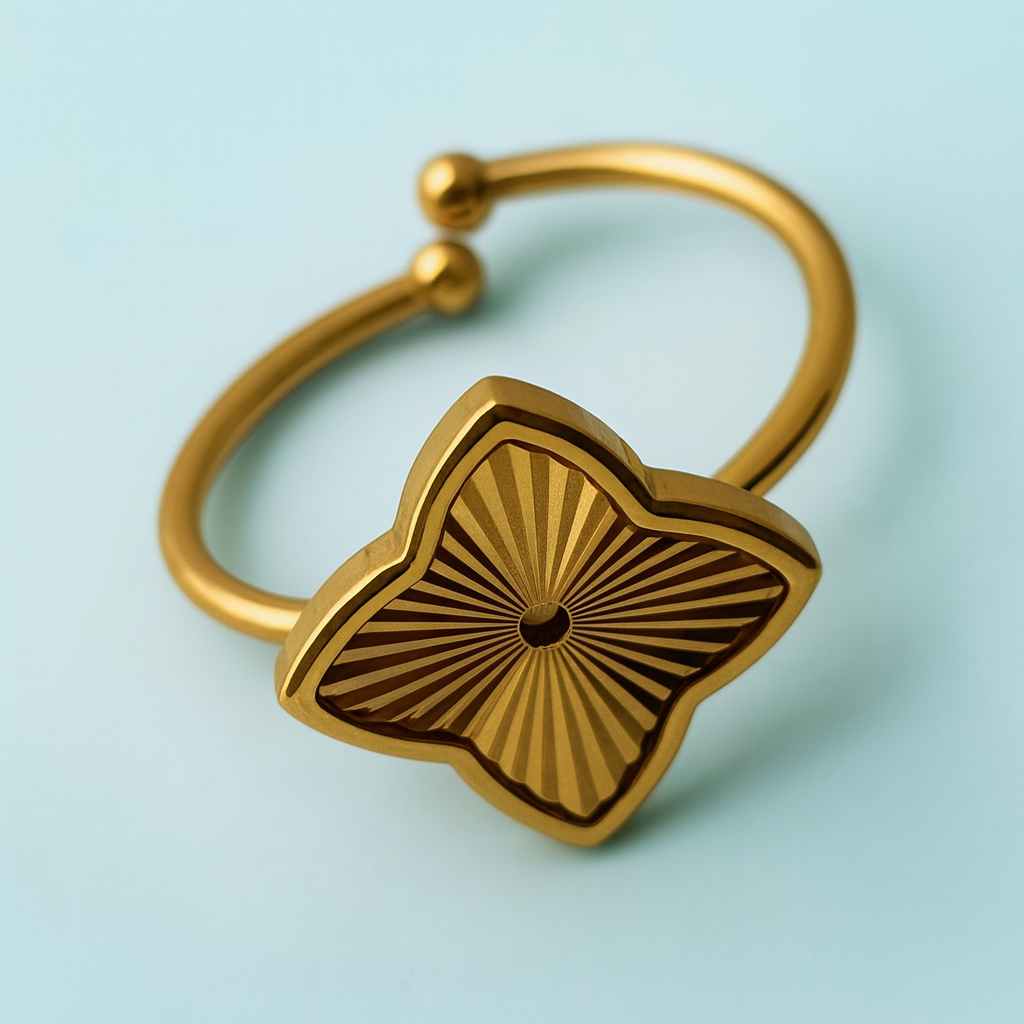 Eva | Gold (18K) Plated Textured Four-Leaf Clover Waterproof Ring