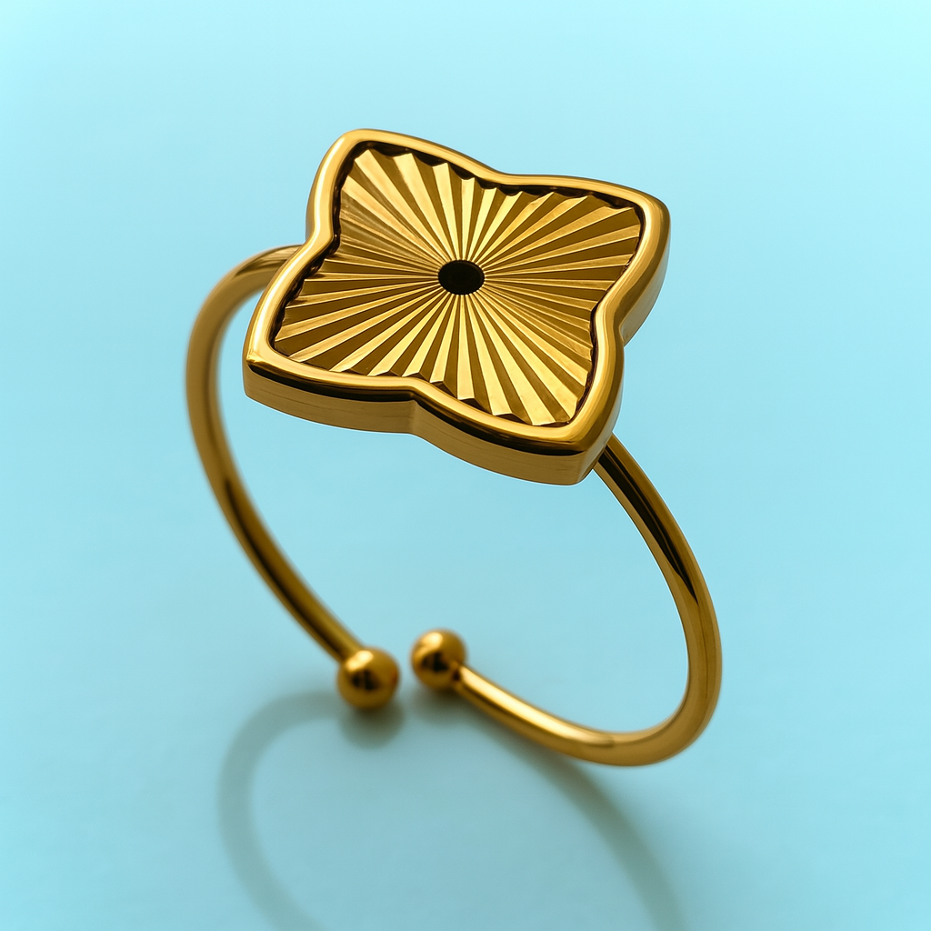 Eva | Gold (18K) Plated Textured Four-Leaf Clover Waterproof Ring