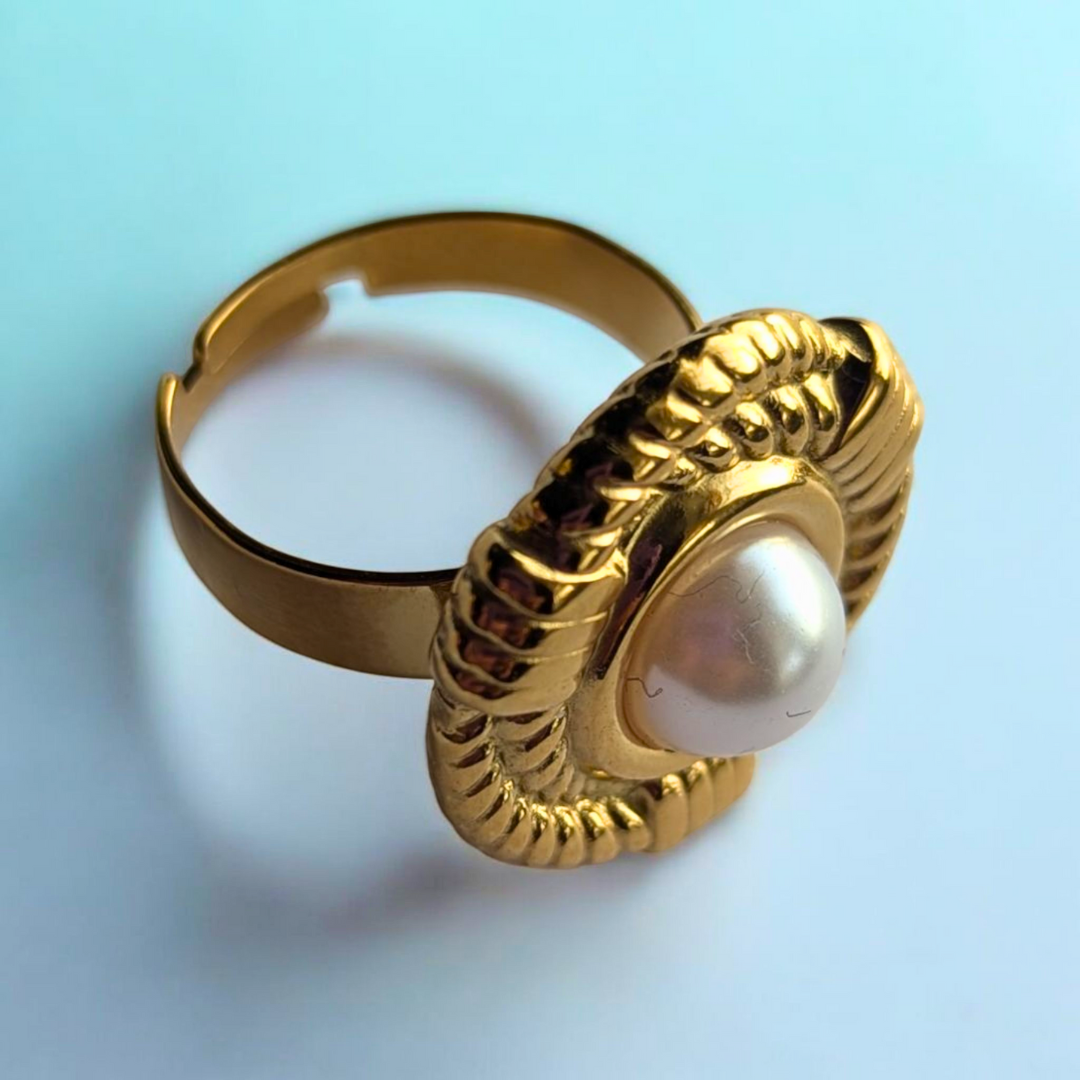 Zoe | Gold Plated Vintage Chunky Resizable Ring with a Round Pearl