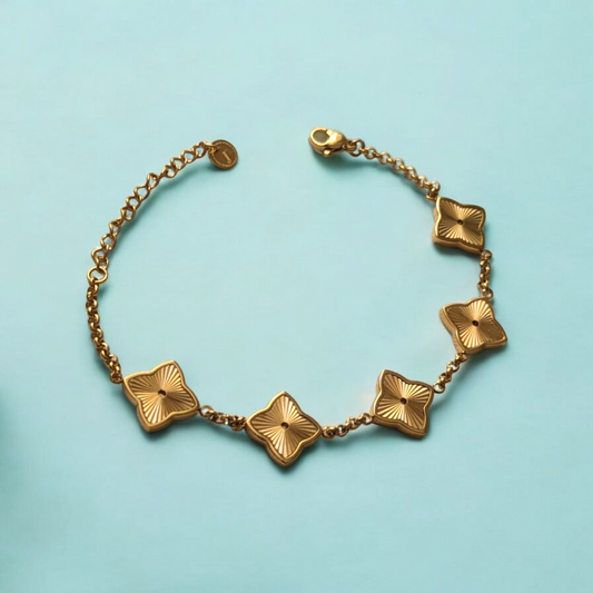 18k gold plated waterproof sweat proof clover pendant bracelet chain jewellery jooelri jewelry london tarnish free hypoallergenic lucky four leaf clovers