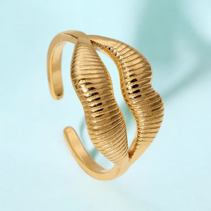 Delilah | Gold-Plated Kiss Lips Resizable Ring