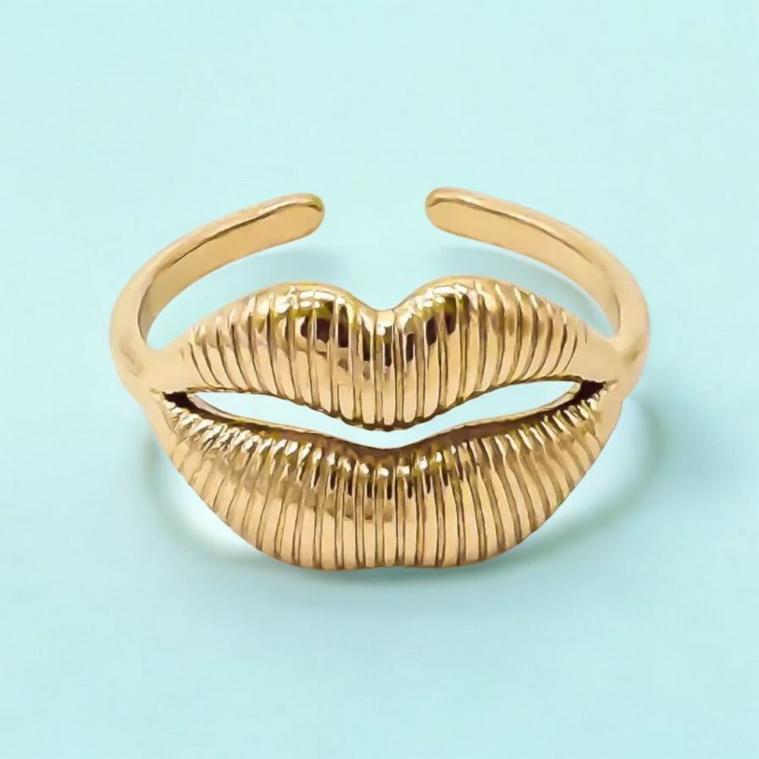Delilah | Gold-Plated Kiss Lips Resizable Ring