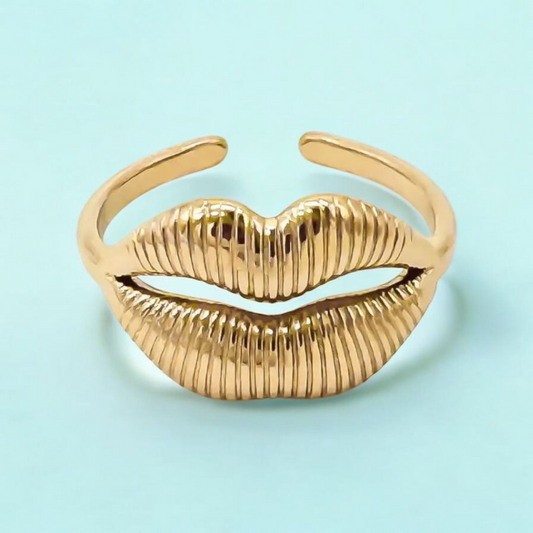 Delilah | Gold-Plated Kiss Lips Resizable Ring