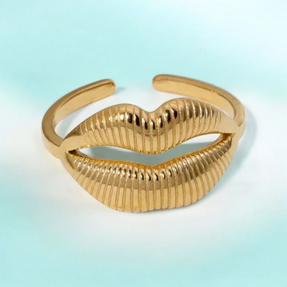 Delilah | Gold-Plated Kiss Lips Resizable Ring