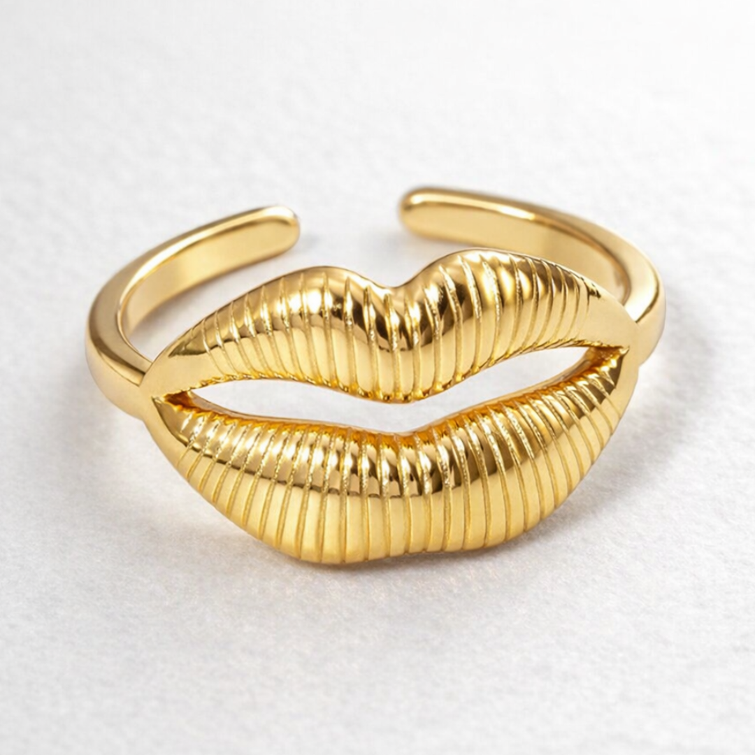 Delilah | Gold-Plated Kiss Lips Resizable Ring