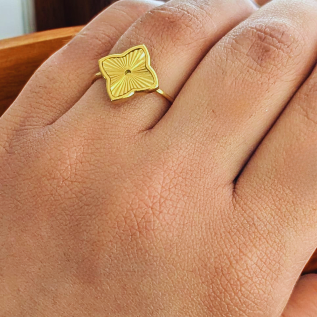 Eva | Gold (18K) Plated Four-Leaf Clover Flower Waterproof Ring